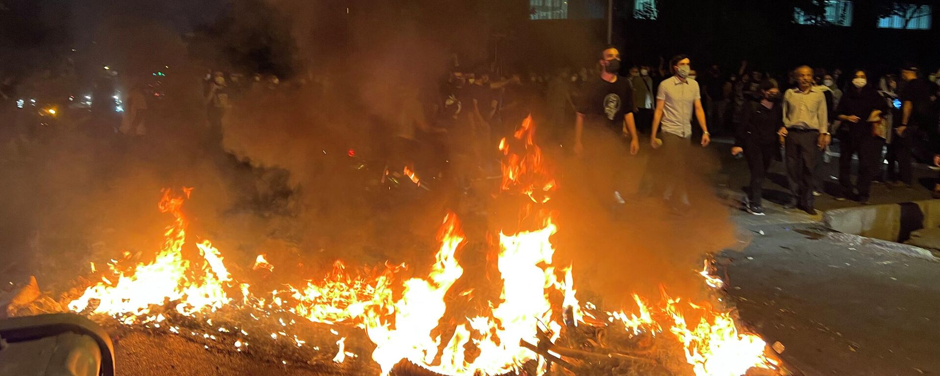 Los manifestantes en Irán durante la protesta por Mahsa Amini - Sputnik Mundo, 1920, 21.10.2022