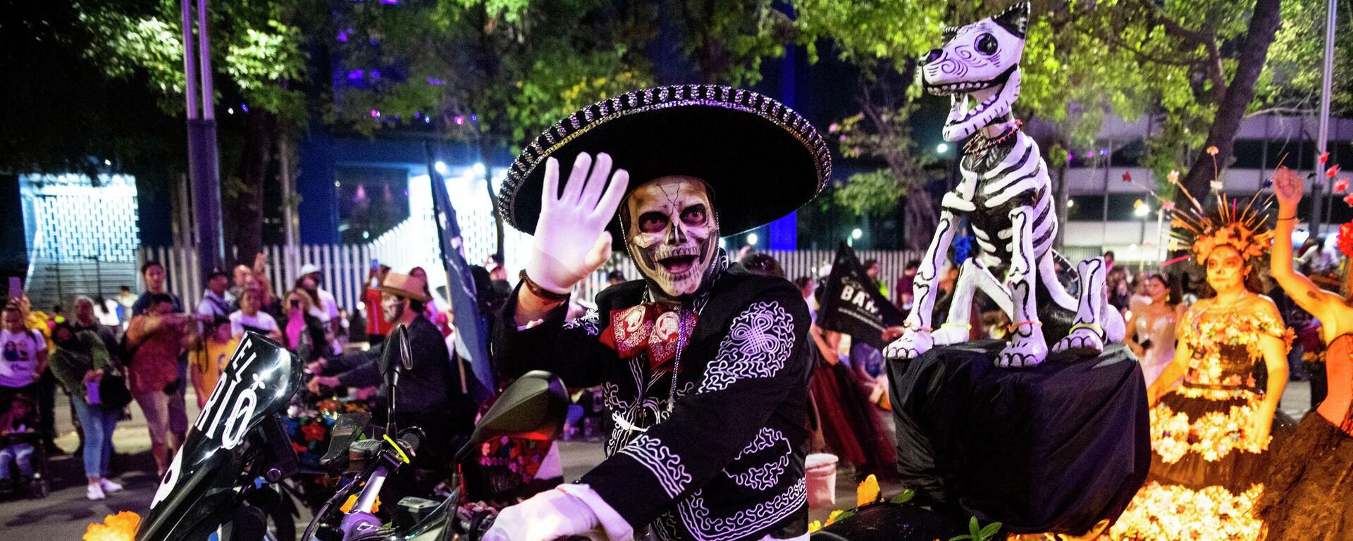 Un hombre se disfraza de catrina en la Ciudad de México, durante las festividades previas al Día de Muertos - Sputnik Mundo, 1920, 24.10.2022