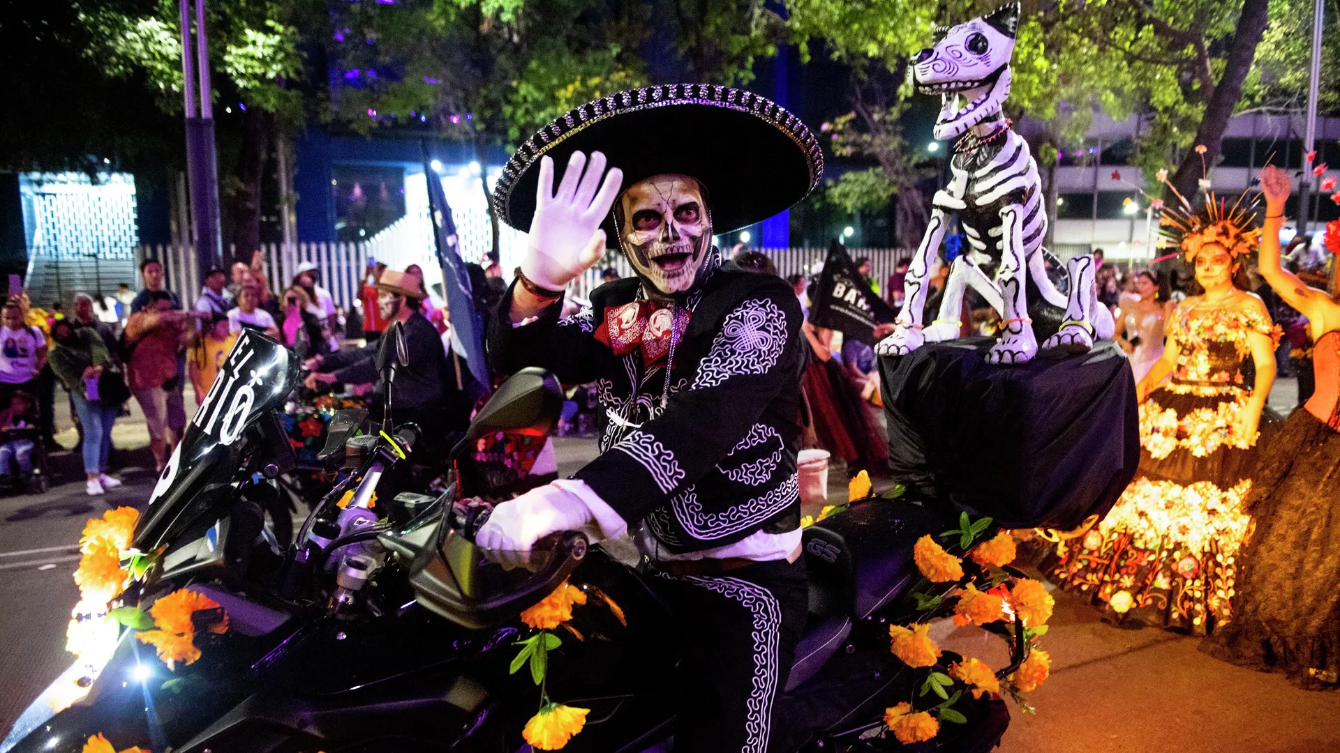 Un hombre se disfraza de catrina en la Ciudad de México, durante las festividades previas al Día de Muertos