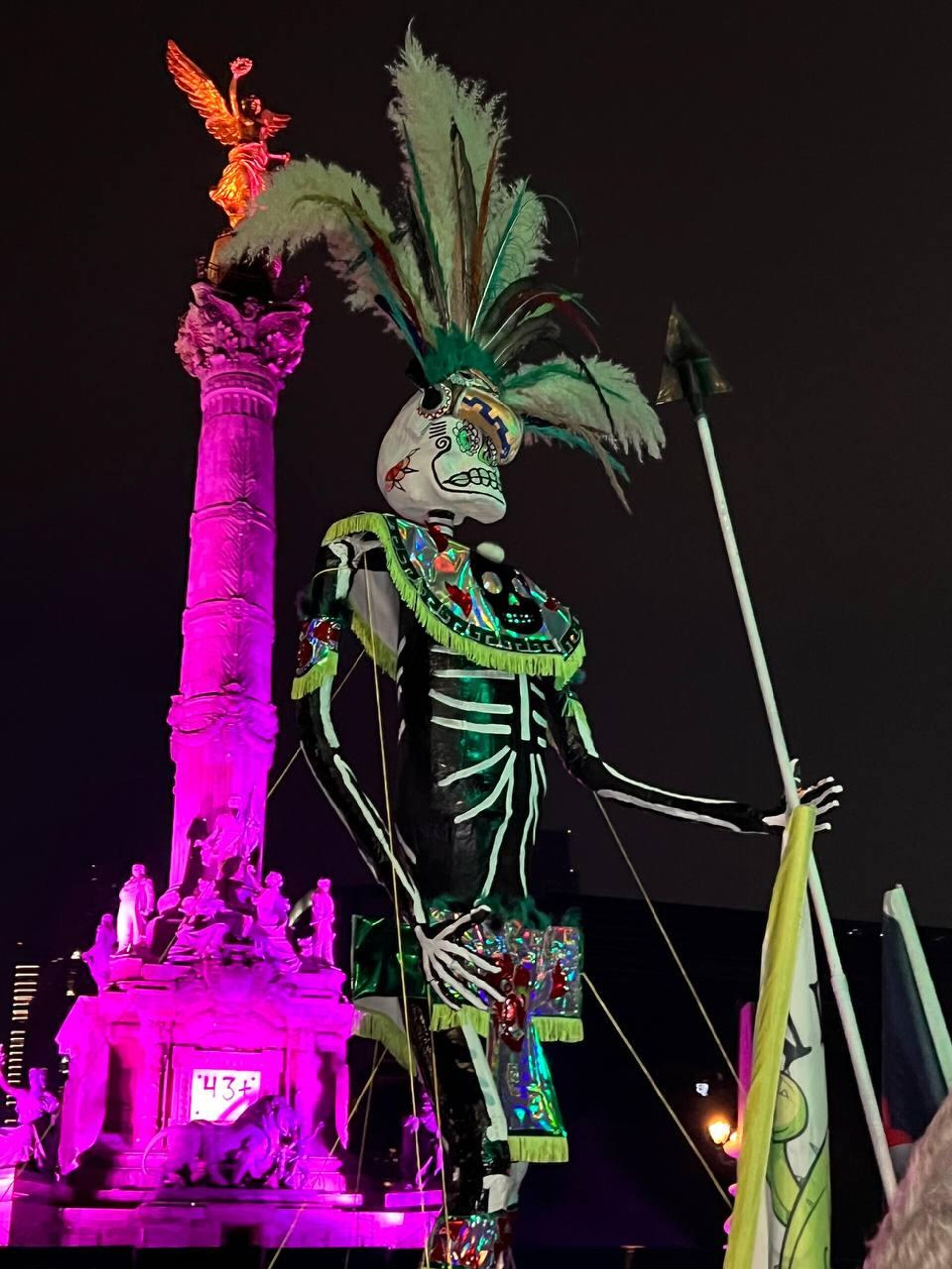 Una catrina de cartón en la Ciudad de México, durante las festividades previas al Día de Muertos - Sputnik Mundo, 1920, 24.10.2022