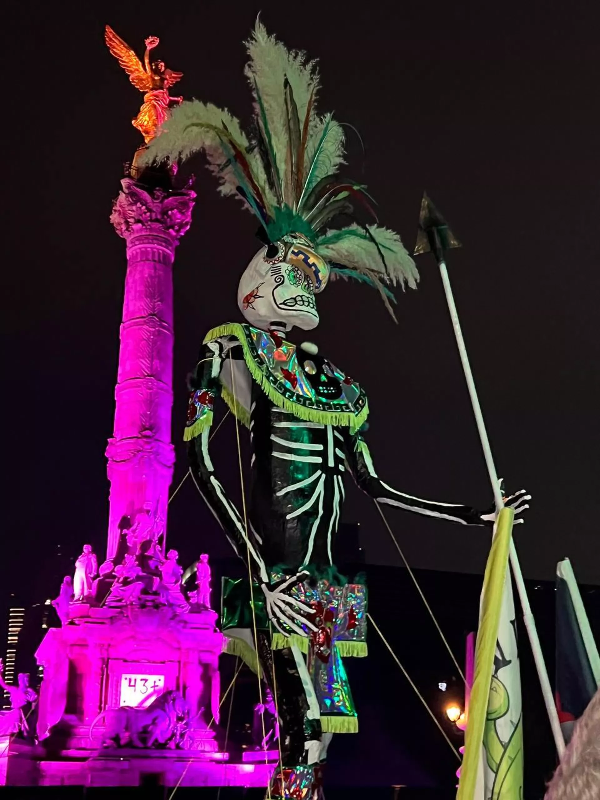 Una catrina de cartón en la Ciudad de México, durante las festividades previas al Día de Muertos Una catrina de cartón en la Ciudad de México, durante las festividades previas al Día de Muertos - Sputnik Mundo, 1920, 24.10.2022