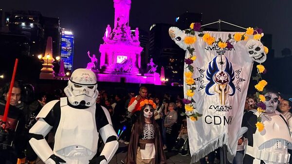 La Mega Procesión de Catrinas en la Ciudad de México durante las festividades previas al Día de Muertos - Sputnik Mundo