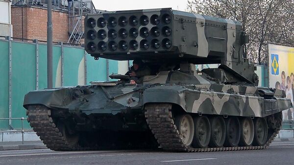 Un TOS-1A ruso durante un ensayo para el Desfile de la Victoria en Moscú - Sputnik Mundo