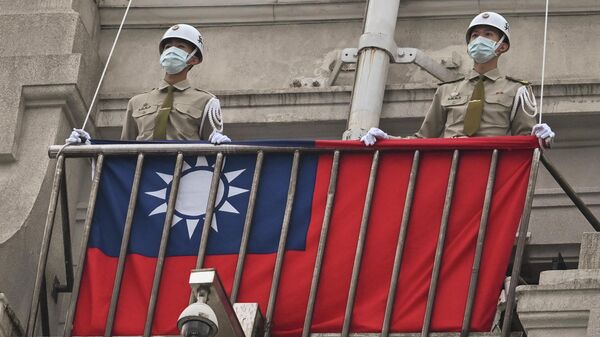 Policías militares resguardan una bandera de Taiwán.  - Sputnik Mundo