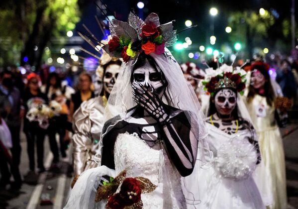 Participantes en el desfile de catrinas en Ciudad de México en la víspera de las celebraciones del Día de Muertos. - Sputnik Mundo