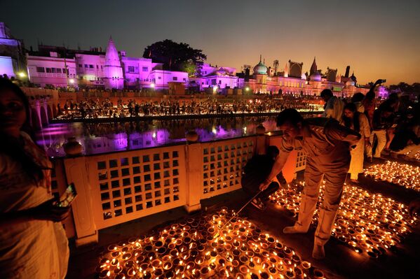 La gente enciende velas a orillas del río Saryu en Ayodhya, la India, durante el Festival de las Luces de Diwali, una importante fiesta nacional india. - Sputnik Mundo