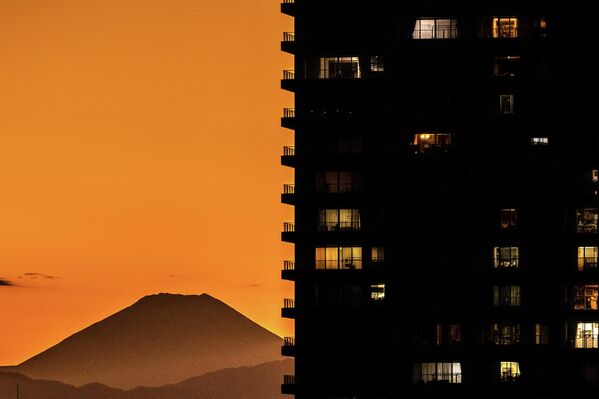 Vista al monte Fuji, la montaña más alta de Japón y uno de sus símbolos, desde el campo de béisbol de Tamagawa, en Tokio. - Sputnik Mundo
