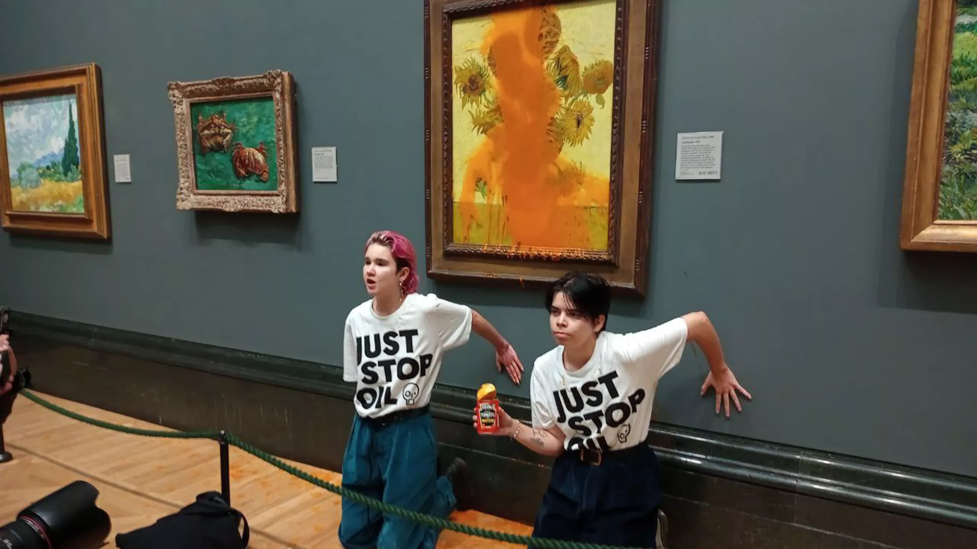 Activistas arremeten contra una obra de Van Gogh en la Galería Nacional de Londres. Activistas arremeten contra una obra de Van Gogh en la Galería Nacional de Londres.
