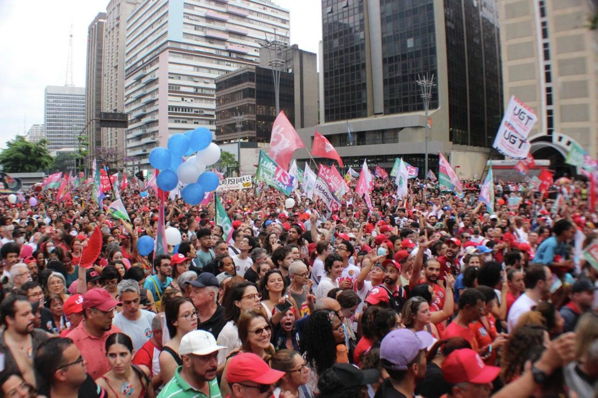 Una multitud ocupó más de un kilómetro de la tradicional Avenida Paulista de Sao Paulo, durante la última caminata del candidato del PT, Lula da Silva, antes del balotaje de este domingo. Una multitud ocupó más de un kilómetro de la tradicional Avenida Paulista de Sao Paulo, durante la última caminata del candidato del PT, Lula da Silva, antes del balotaje de este domingo. - Sputnik Mundo, 1920, 30.10.2022