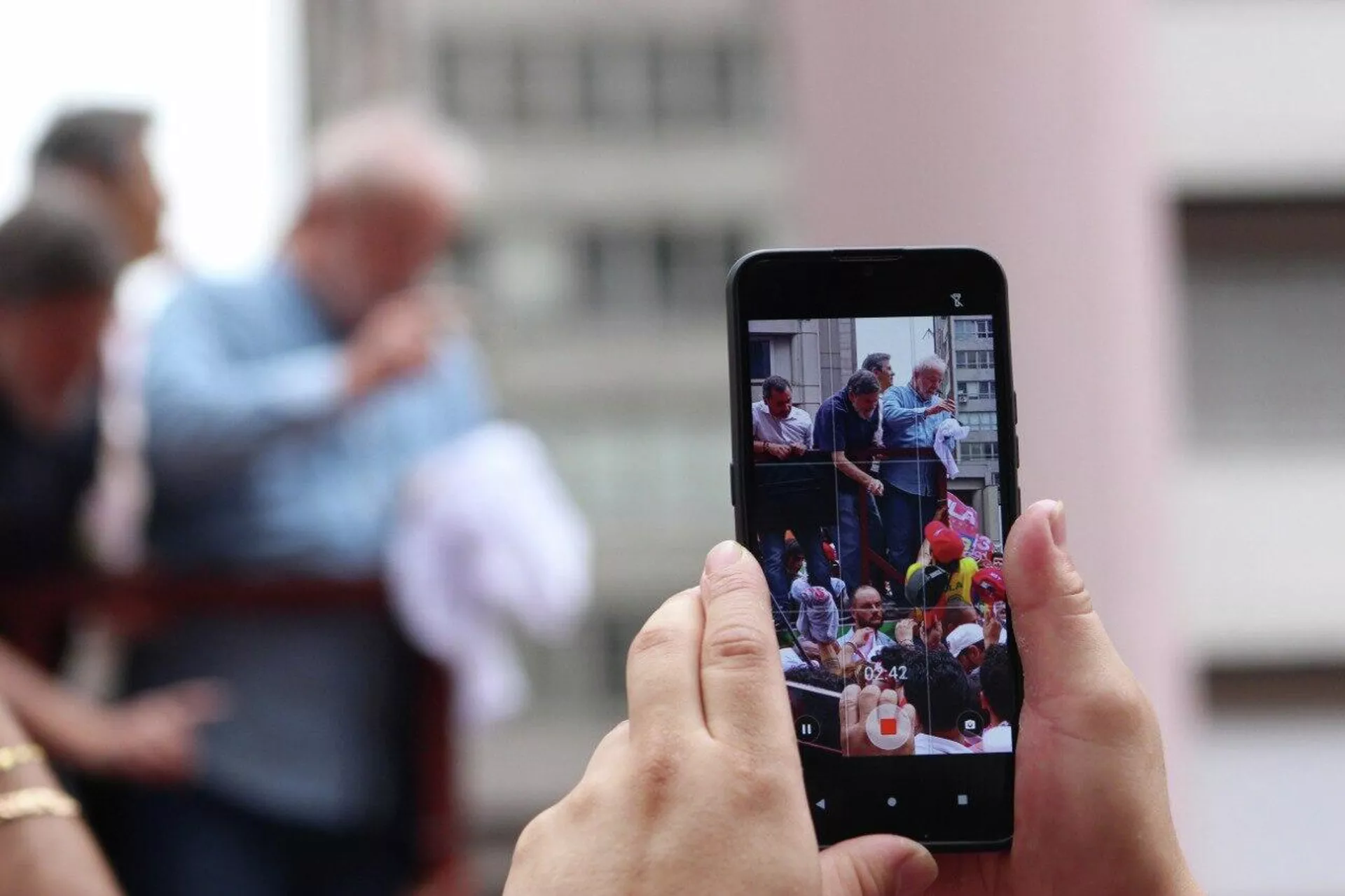 Una persona toma una fotografía a Lula da Silva, durante el último acto de campaña del candidato de izquierda en Brasil, antes del balotaje del domingo Una persona toma una fotografía a Lula da Silva, durante el último acto de campaña del candidato de izquierda en Brasil, antes del balotaje del domingo - Sputnik Mundo, 1920, 30.10.2022