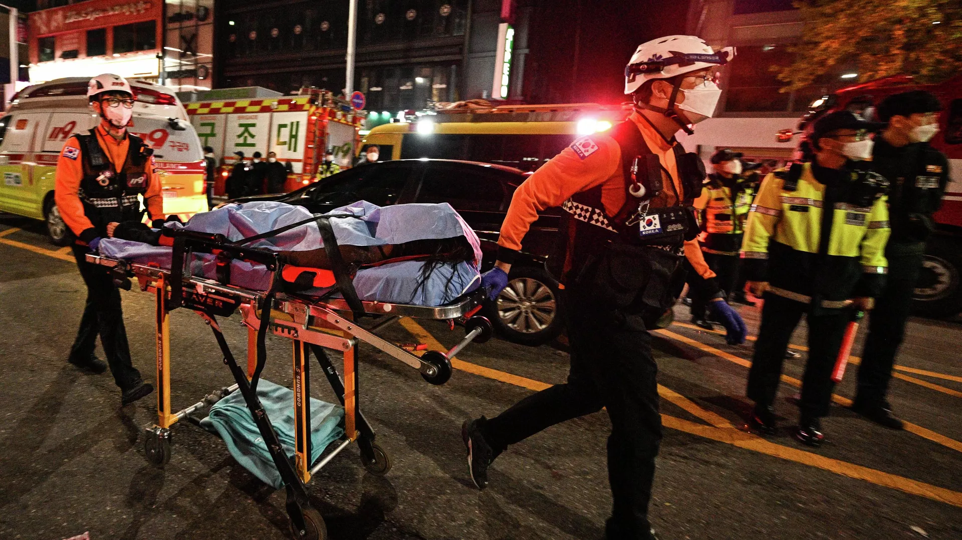 Los servicios de emergencia en acción después de la estampida humana en Seúl, la capital de Corea del Sur, el 29 de octubre