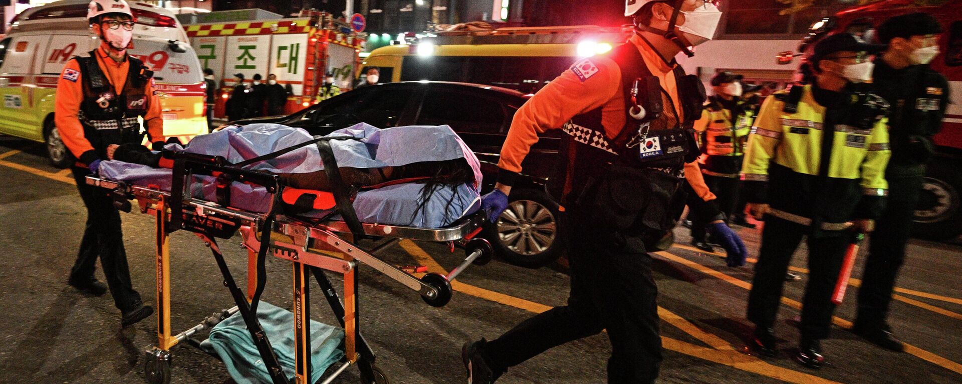 Los servicios de emergencia en acción después de la estampida humana en Seúl, la capital de Corea del Sur, el 29 de octubre - Sputnik Mundo, 1920, 30.10.2022