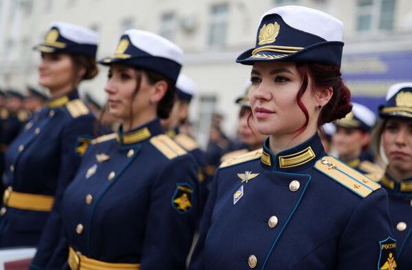 Las jóvenes que se graduaron este día ingresaron en la academia de vuelo en 2017. Fue el primer grupo de mujeres en la academia y el proceso de selección fue igual de duro que para los varones, solo 16 de 200 aspirantes fueron seleccionadas para ingresar a la academia. - Sputnik Mundo