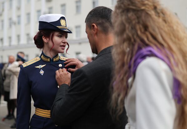 400 oficiales recibieron sus diplomas de la academía superior de vuelo Seróv, en la región de Krasnodar. Entre ellos, por primera vez en la historia moderna de Rusia, había mujeres pilotos militares. - Sputnik Mundo