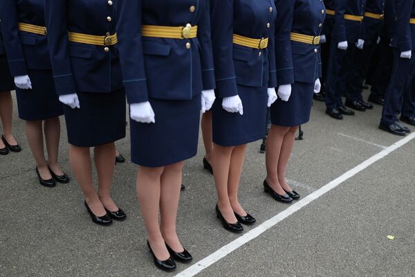 El ministro de Defensa ruso, Serguéi Shoigú, felicitó a las pilotos militares por su graduación. - Sputnik Mundo