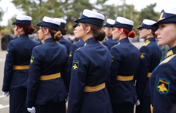 Además de los 400 pilotos que se graduaron en esta academia, las Fuerzas Aeroespaciales también recibieron ese día otros 500 especialistas: pilotos de la Aviación del Ejército y navegadores.En la foto: las nuevas oficiales celebran su graduación en la academia de vuelo militar superior Seróv en la región de Krasnodar. - Sputnik Mundo