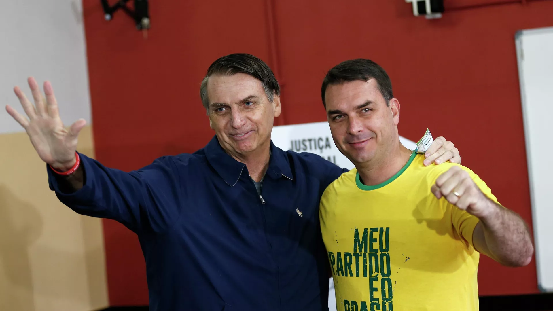 El presidente de Brasil, Jair Bolsonaro, y su hijo, Flavio Bolsonaro El presidente de Brasil, Jair Bolsonaro, y su hijo, Flavio Bolsonaro