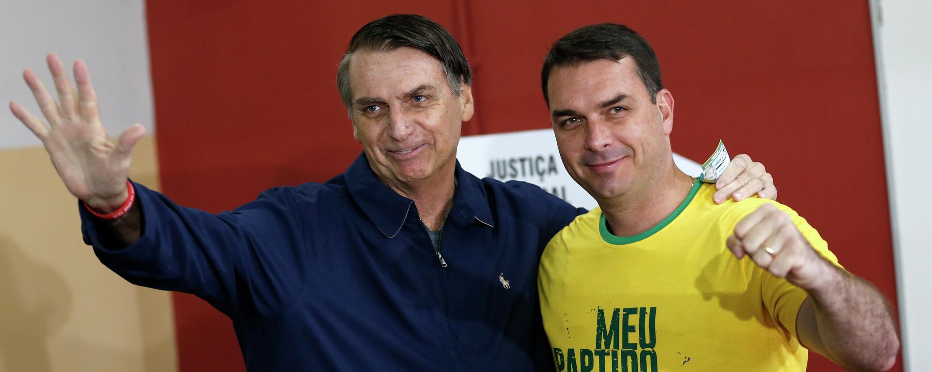 El presidente de Brasil, Jair Bolsonaro, y su hijo, Flavio Bolsonaro - Sputnik Mundo, 1920, 01.11.2022