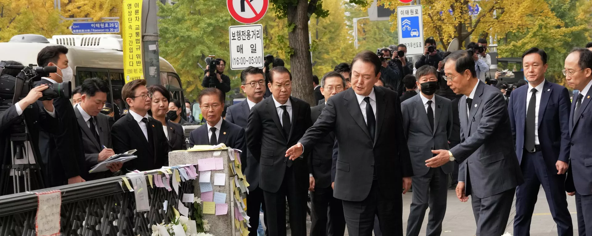 El presidente surcoreano, Yoon Suk Yeol, en el centro, y el primer ministro Han Duck-soo, tercero por la derecha, observan los mensajes de duelo mientras rinden homenaje a las víctimas de un accidente mortal tras las festividades de Halloween del 29 de octubre en Seúl, Corea del Sur El presidente surcoreano, Yoon Suk Yeol, en el centro, y el primer ministro Han Duck-soo, tercero por la derecha, observan los mensajes de duelo mientras rinden homenaje a las víctimas de un accidente mortal tras las festividades de Halloween del 29 de octubre en Seúl, Corea del Sur - Sputnik Mundo, 1920, 01.11.2022