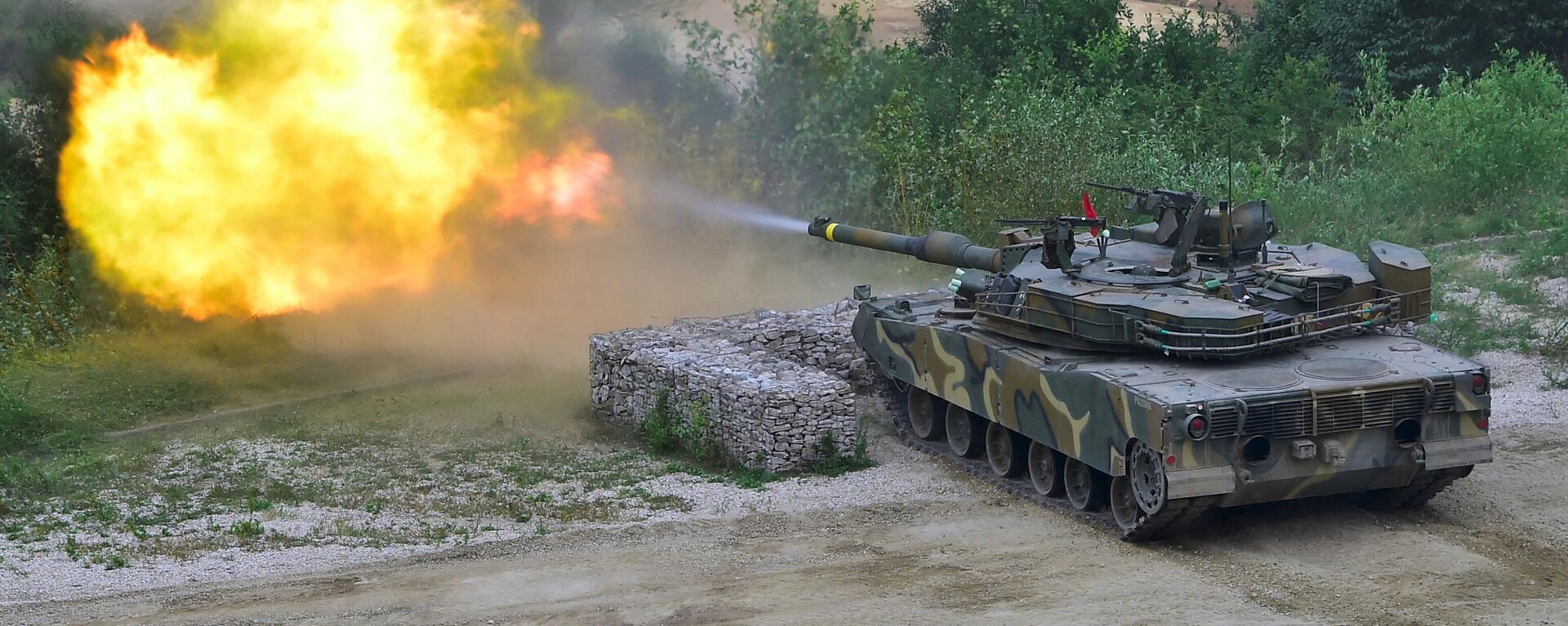 Un tanque K1A2 de Corea del Sur dispara durante una demostración de fuego real para una vista previa de los medios de comunicación de la Exposición de Defensa de Corea 2016 - Sputnik Mundo, 1920, 02.11.2022