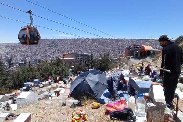 El cementerio La Llamita de La Paz en el día de Todos Santos - Sputnik Mundo