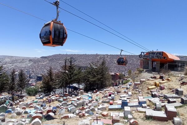 El cementerio La Llamita de La Paz en el día de Todos Santos - Sputnik Mundo