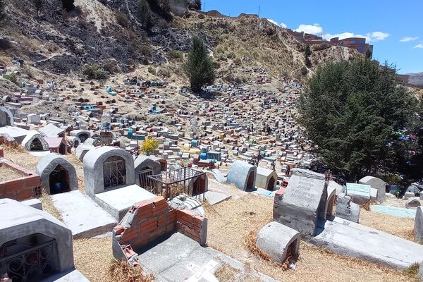 El cementerio La Llamita de La Paz en el día de Todos Santos - Sputnik Mundo