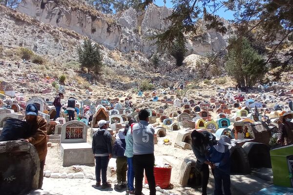 El cementerio La Llamita de La Paz en el día de Todos Santos - Sputnik Mundo