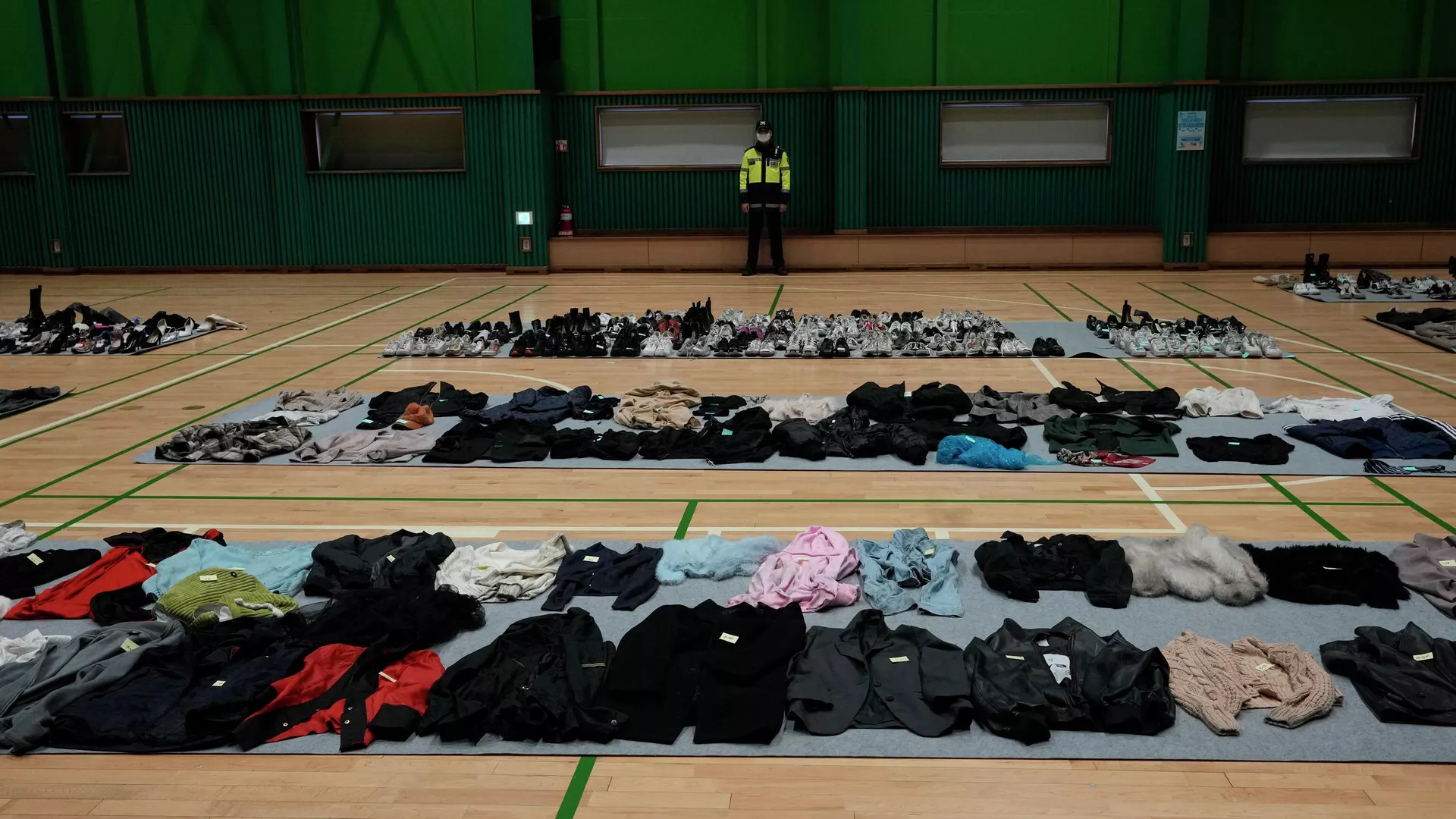 La ropa de las personas, que murieron en la estampida en Seúl