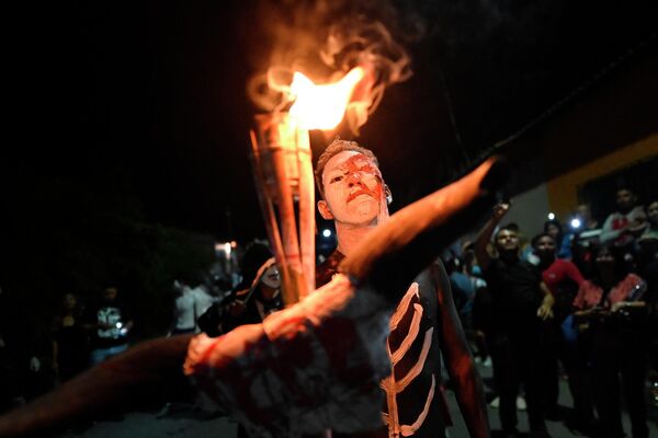 Con la llegada de los conquistadores y la aparición de las fiestas católicas en el continente, el Día de los Muertos comenzó a celebrarse en noviembre, más cerca del Día de Todos los Santos.En la foto: un participante en el desfile de La Calabiuza en Tonacatepeque, El Salvador. - Sputnik Mundo