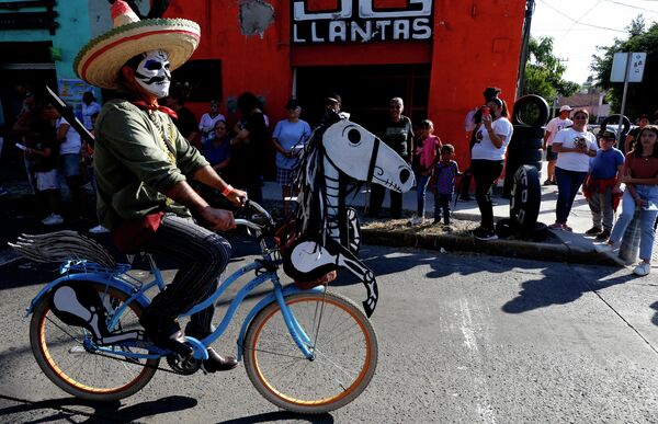 El Día de los Muertos es un homenaje a los antepasados y una manifestación de un vínculo inquebrantable con ellos.En la foto: un participante en el desfile de catrinas en la víspera del Día de los Muertos en Guadalajara, México. - Sputnik Mundo