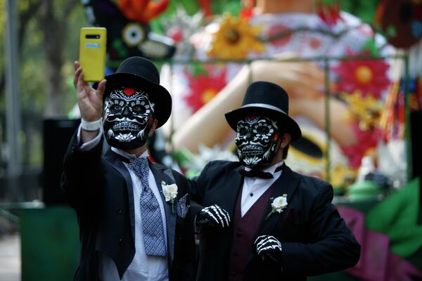 El Día de los Muertos va acompañado de desfiles de disfraces y comida diversa, lo que lo convierte en una de las fiestas más caras. Algunas personas de las zonas rurales dedican dos meses de su presupuesto familiar a celebrar el Día de los Muertos.En la foto: celebraciones del Día de los Muertos en Ciudad de México. - Sputnik Mundo