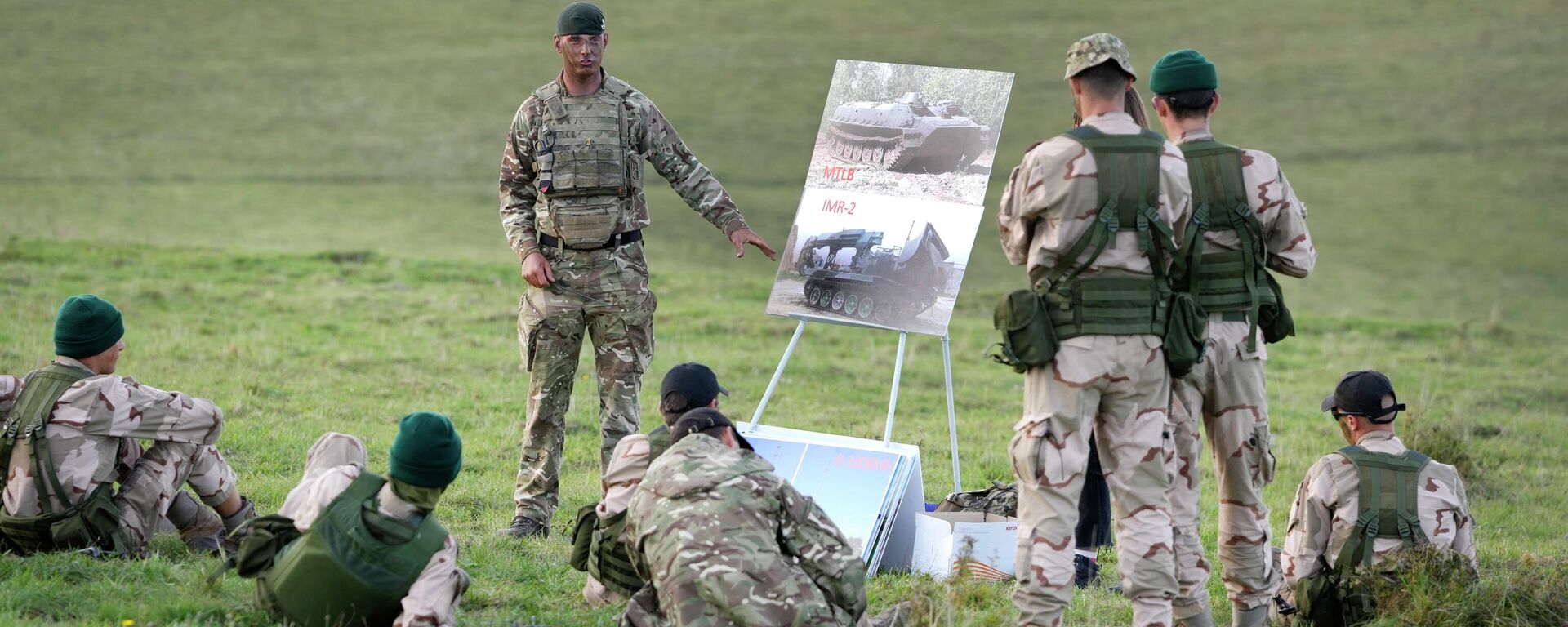 Reclutas ucranianos participan en un entrenamiento en una base militar con las Fuerzas Armadas del Reino Unido en el sur del país - Sputnik Mundo, 1920, 18.05.2023