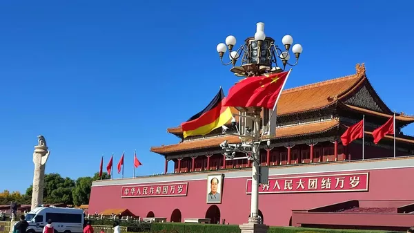 Banderas china y alemana en la plaza de Tiananmén en honor a la visita de la canciller Scholz a Pekín - Sputnik Mundo
