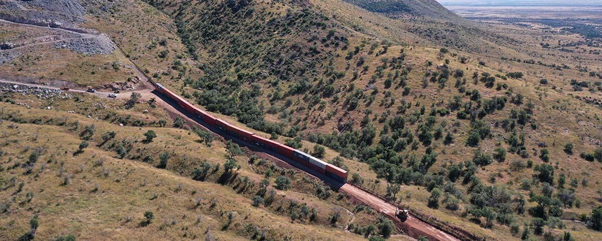 Contenedores de embarcaciones utilizados como muro entre Arizona y Sonora. - Sputnik Mundo, 1920, 05.11.2022