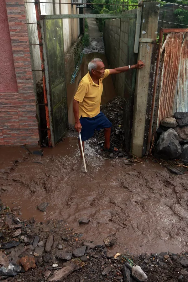 El desprendimiento de tierra destruyó más de 10 casas y otras 60 corren riesgo de derrumbarse. En la foto, un residente de Puerto La Cruz inspecciona su domicilio dañado por el deslave. El desprendimiento de tierra destruyó más de 10 casas y otras 60 corren riesgo de derrumbarse. En la foto, un residente de Puerto La Cruz inspecciona su domicilio dañado por el deslave. - Sputnik Mundo