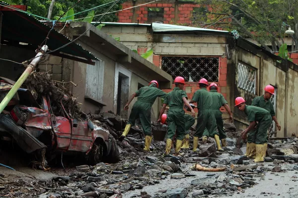 Según Marcano, se han reportado destrozos en todas las comunidades del estado entre Sotillo y Guanta. En la foto: los militares retiran los escombros tras un desprendimiento en Puerto la Cruz. Según Marcano, se han reportado destrozos en todas las comunidades del estado entre Sotillo y Guanta. En la foto: los militares retiran los escombros tras un desprendimiento en Puerto la Cruz. - Sputnik Mundo