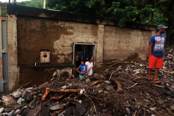 Residentes permanecen entre los escombros de las casas destruidas tras las fuertes lluvias en el sector Valle Verde de Puerto La Cruz, ocurridas el 4 de noviembre de 2022. Residentes permanecen entre los escombros de las casas destruidas tras las fuertes lluvias en el sector Valle Verde de Puerto La Cruz, ocurridas el 4 de noviembre de 2022. - Sputnik Mundo