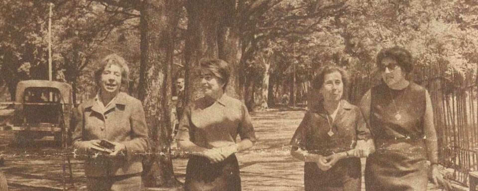 Irene Bernasconi junto a un grupo de científicas argentinas pioneras en la exploración de la Antártida. - Sputnik Mundo, 1920, 08.11.2022