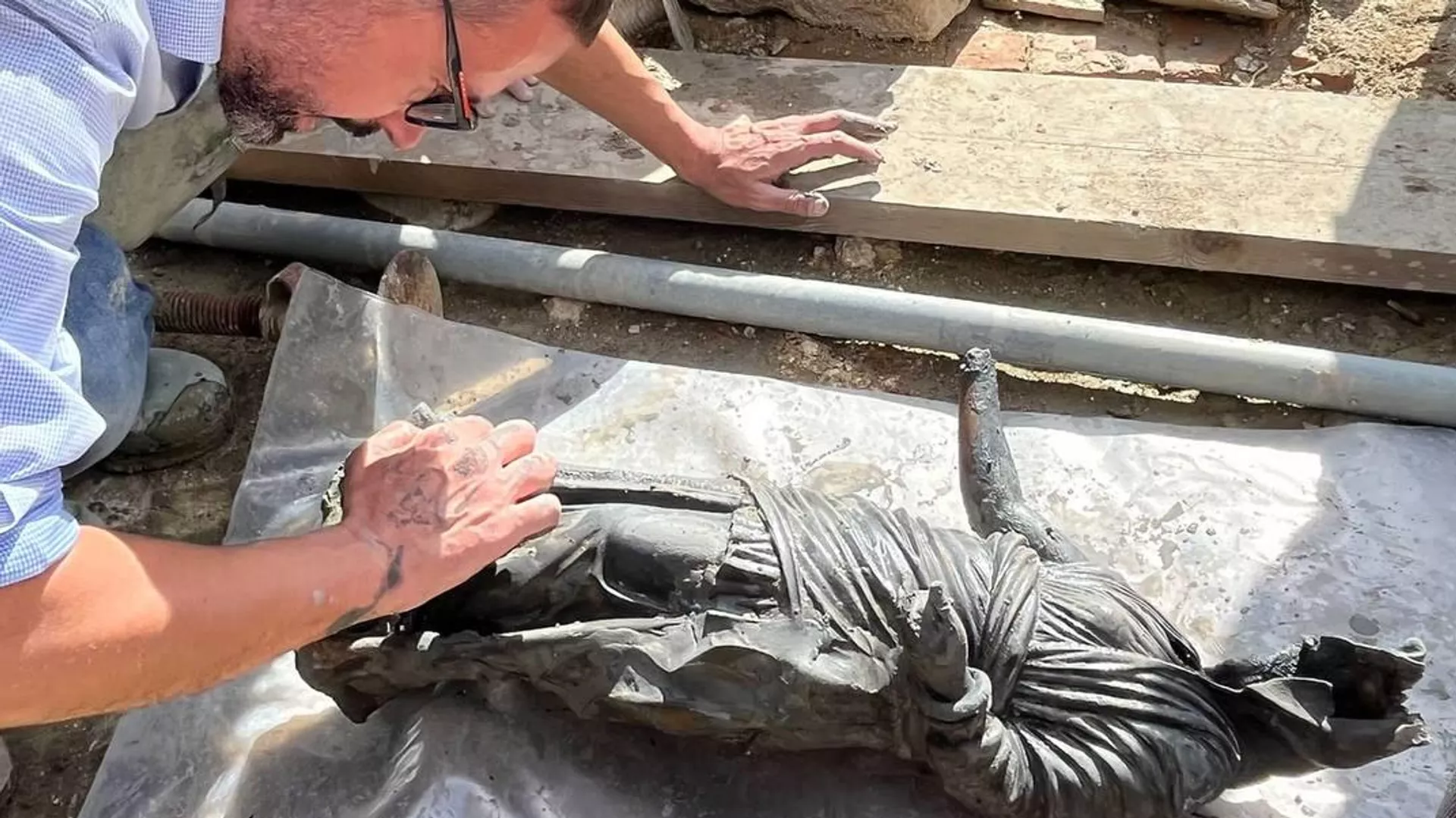 Arqueólogos hallan más de 20 estatuas romanas de bronce en una fuente termal de la Toscana Arqueólogos hallan más de 20 estatuas romanas de bronce en una fuente termal de la Toscana - Sputnik Mundo, 1920, 08.11.2022