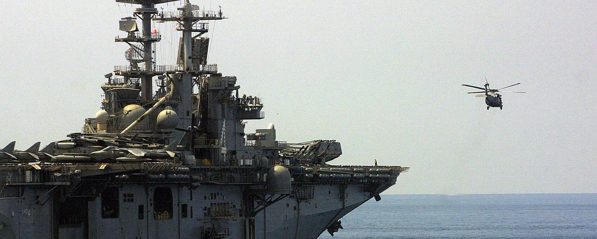 Un helicóptero indio despega de la cubierta del buque de guerra de asalto estadounidense USS Boxer LHD 4 durante el ejercicio conjunto indo-estadounidense Malabar (archivo) - Sputnik Mundo, 1920, 08.11.2022