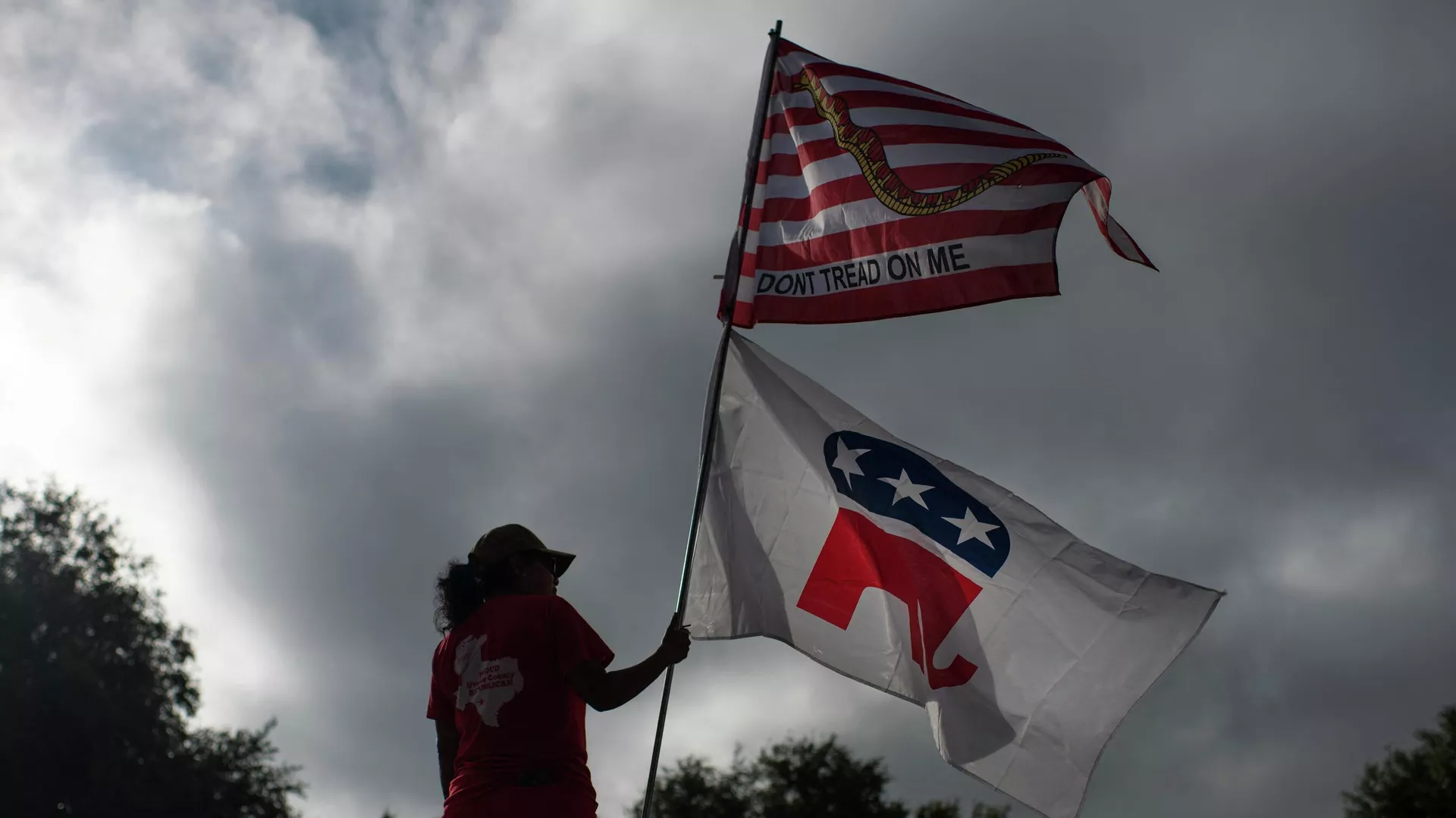 La simpatizante republicana Dolly Schultz sostiene banderas fuera de un centro de votación en el Centro Cívico SSGT Willie de Leon al inicio de la votación en Uvalde, Texas, el 8 de noviembre de 2022. La simpatizante republicana Dolly Schultz sostiene banderas fuera de un centro de votación en el Centro Cívico SSGT Willie de Leon al inicio de la votación en Uvalde, Texas, el 8 de noviembre de 2022.
