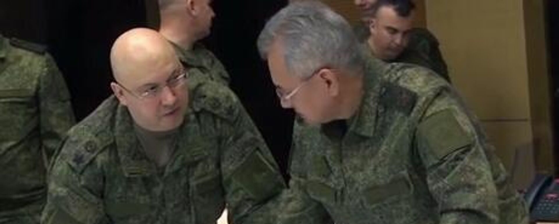 El general de Ejército Serguéi Surovikin (izda,) y Serguéi Shoigú, ministro de Defensa ruso (dcha.) - Sputnik Mundo, 1920, 09.11.2022