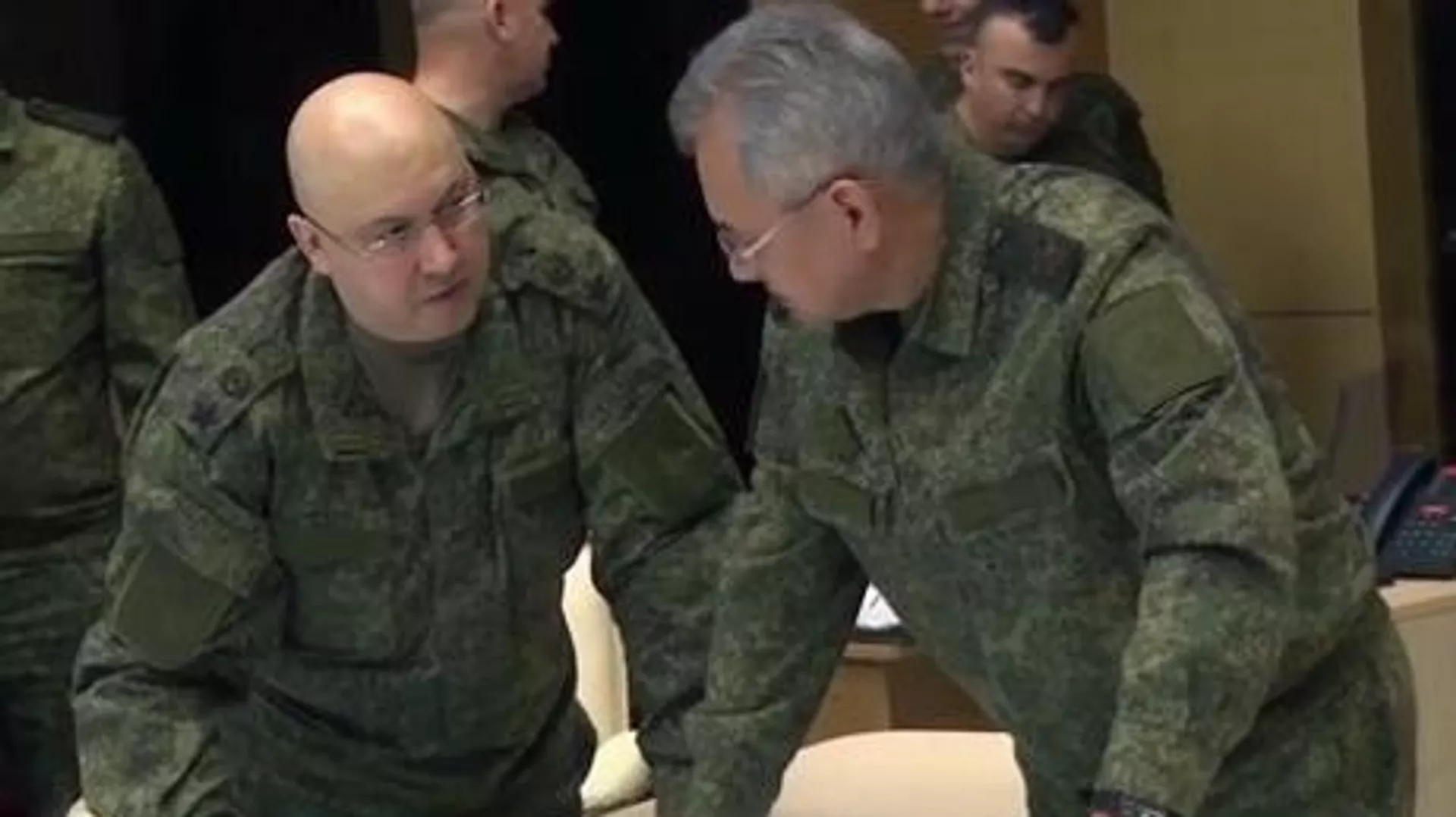 El general de Ejército Serguéi Surovikin (izda,) y Serguéi Shoigú, ministro de Defensa ruso (dcha.)