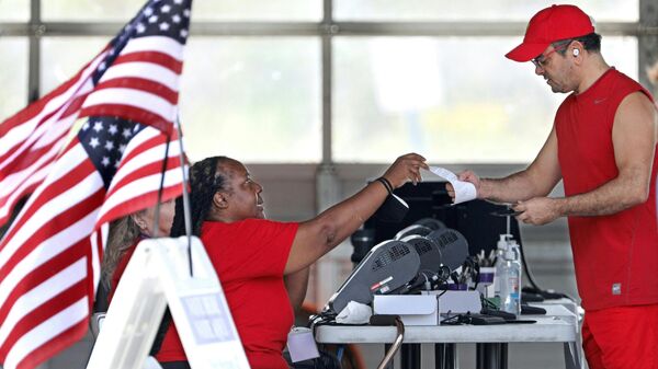 La votación en las elecciones legislativas de mitad de mandato en un colegio electoral de Kissimmee, en Florida. - Sputnik Mundo