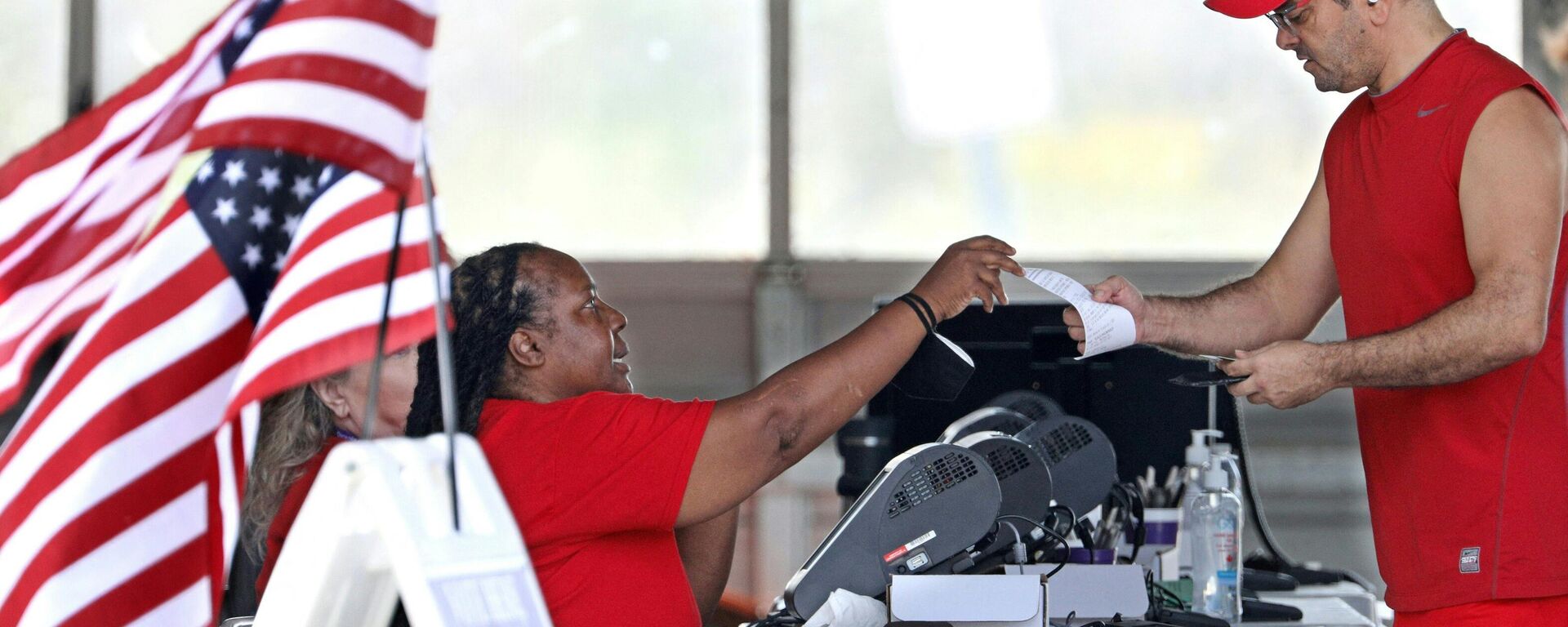 La votación en las elecciones legislativas de mitad de mandato en un colegio electoral de Kissimmee, en Florida. - Sputnik Mundo, 1920, 09.11.2022