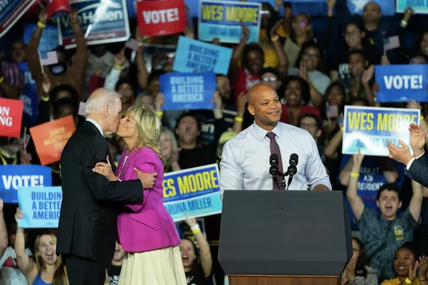 El presidente de Estados Unidos, Joe Biden, y su esposa, Jill, durante un acto de apoyo al candidato demócrata a la gobernación, Wes Moore (en la foto, a la derecha), en la ciudad de Bowie, Maryland. El presidente de Estados Unidos, Joe Biden, y su esposa, Jill, durante un acto de apoyo al candidato demócrata a la gobernación, Wes Moore (en la foto, a la derecha), en la ciudad de Bowie, Maryland. - Sputnik Mundo