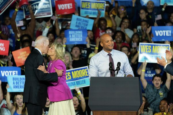 El presidente de Estados Unidos, Joe Biden, y su esposa, Jill, durante un acto de apoyo al candidato demócrata a la gobernación, Wes Moore (en la foto, a la derecha), en la ciudad de Bowie, Maryland. - Sputnik Mundo