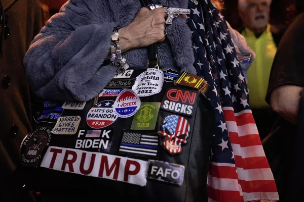 Una mujer sostiene un bolsо cubierto con pegatinas políticas en apoyo a Trump mientras los votantes republicanos ven los resultados en directo durante una actividad de observación de las elecciones del candidato republicano a gobernador de Nueva York, Lee Zeldin. Una mujer sostiene un bolsо cubierto con pegatinas políticas en apoyo a Trump mientras los votantes republicanos ven los resultados en directo durante una actividad de observación de las elecciones del candidato republicano a gobernador de Nueva York, Lee Zeldin. - Sputnik Mundo