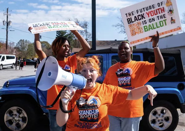 La gente celebra una "Fiesta del Voto" frente a un colegio electoral en la ciudad de Atlanta, Georgia. La gente celebra una "Fiesta del Voto" frente a un colegio electoral en la ciudad de Atlanta, Georgia. - Sputnik Mundo